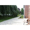 Weg parallel zum Parkplatz